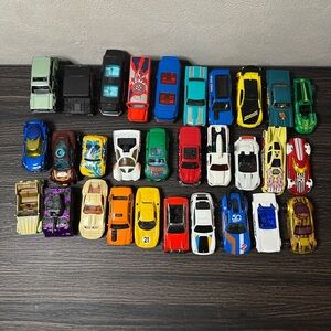 Hot wheels Lot of 30 Loose Vehicles Bus